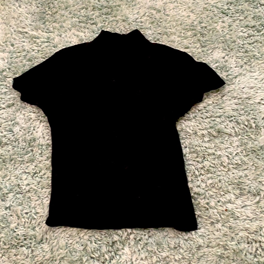 Fitted black turtleneck short sleeve with lining texture